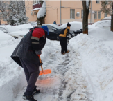 Уборка территории от снега. Уборка территории в зимний период. Дворник придомовой территории. Уборка снега. Уборка территории в зимний период.